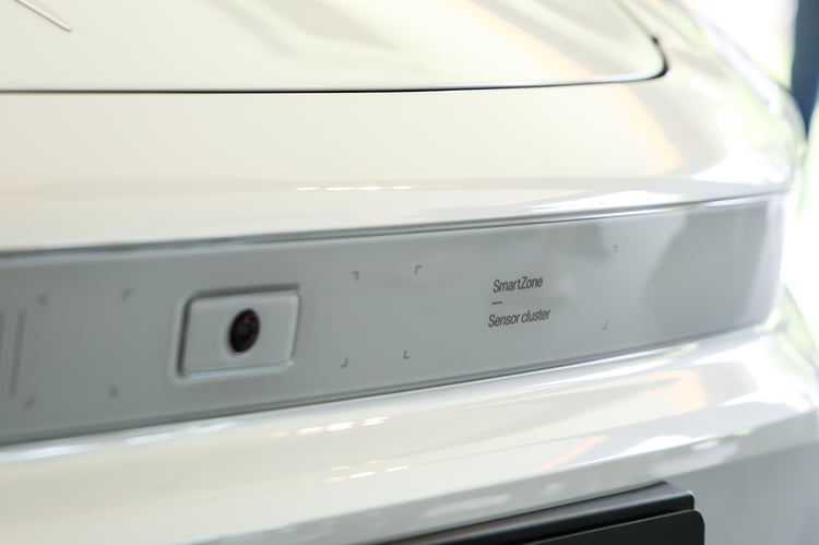Une SmartZone bardée de capteurs à l'avant de la Polestar 5 Performance