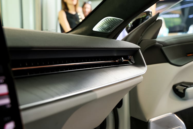 Inserts en bois teinté pour notre Polestar 5 Performanceq