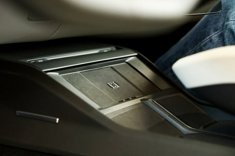 Chargeur à induction placé plutôt bas
