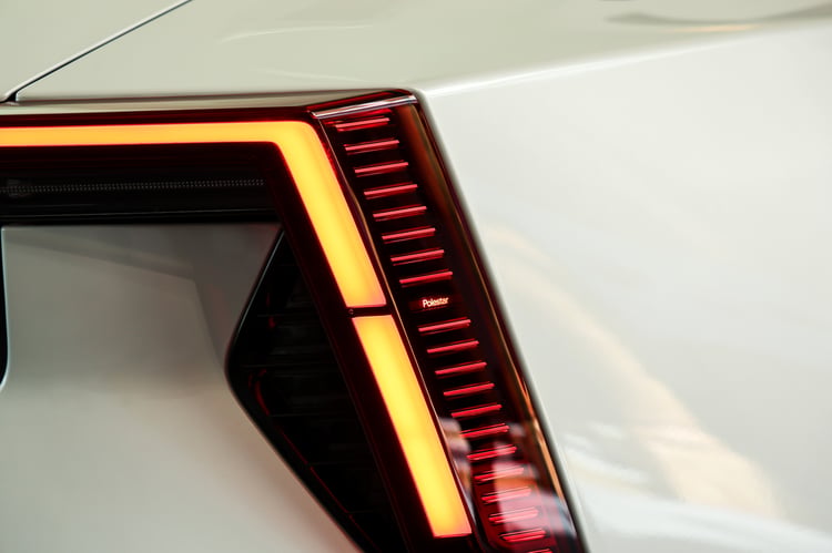 Signature lumineuse affûtée et minimaliste à l'arrière