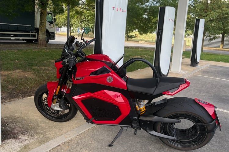 La Verge TS-Pro en recharge chez Tesla