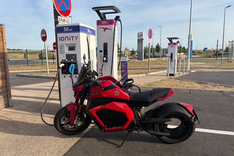 La Verge TS-Pro en recharge chez Ionity