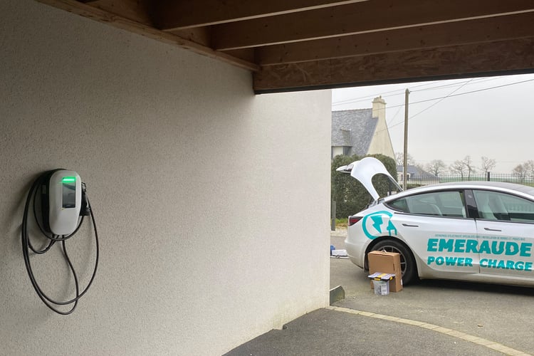 Borne de recharge installée chez un client par Cédric Garault