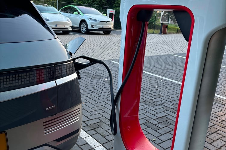 La Hyundai Ioniq 5 de Thomas en charge