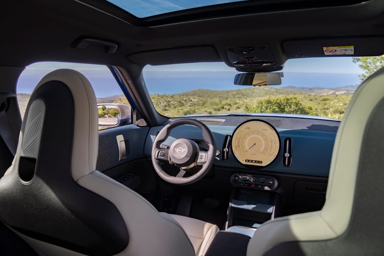 Poste de conduite du MINI Countryman électrique avec écran OLED circulaire et toit panoramique