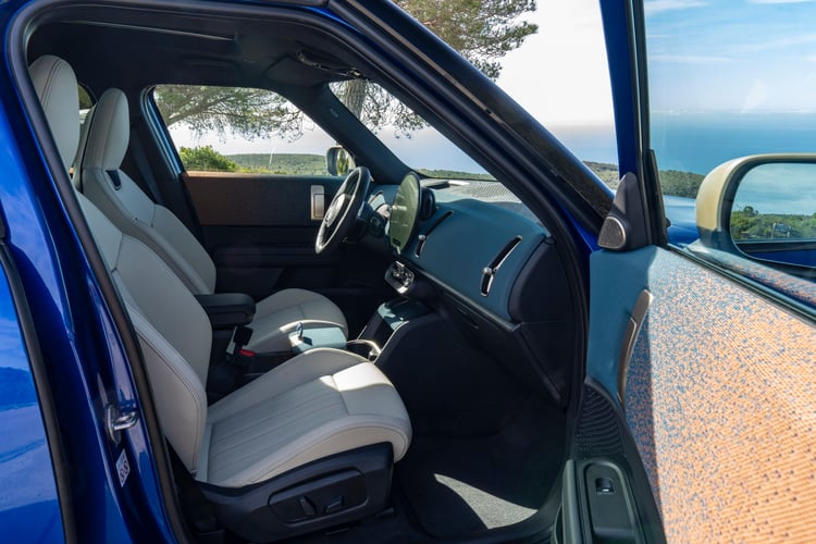 Habitacle du MINI Countryman électrique avec sièges bicolores et tableau de bord textile
