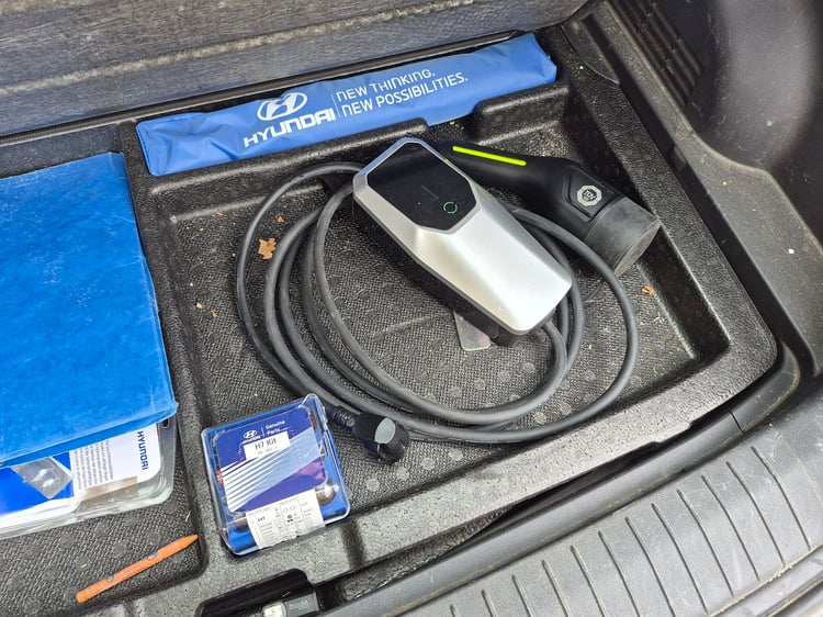 Le câble rangé sous le coffre d'un Hyundai Kona / Image : AP.