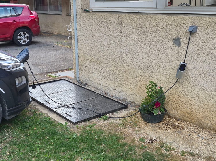 Le câble branché sur différentes prises / Image : AP.