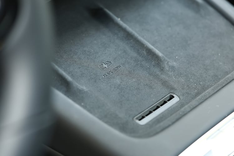 Chargeur à induction ventilé de l'Omoda 7 PHEV