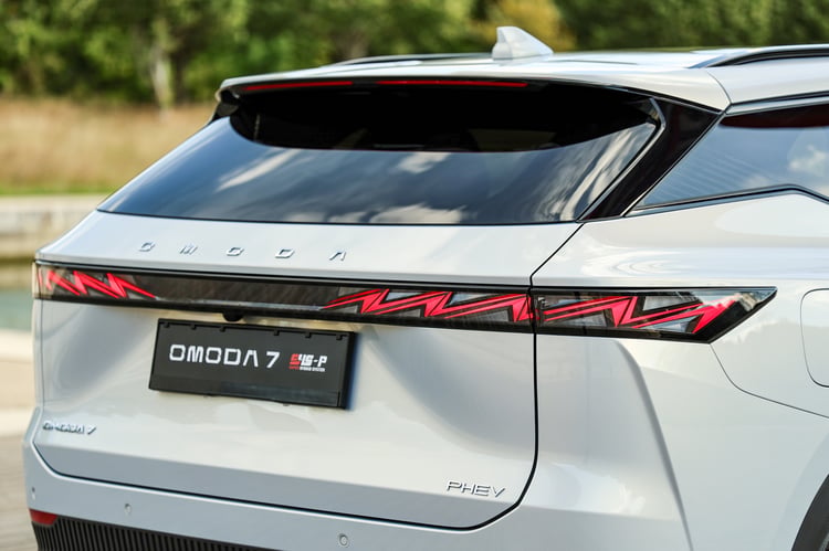 Signature lumineuse originale pour l'Omoda 7 PHEV