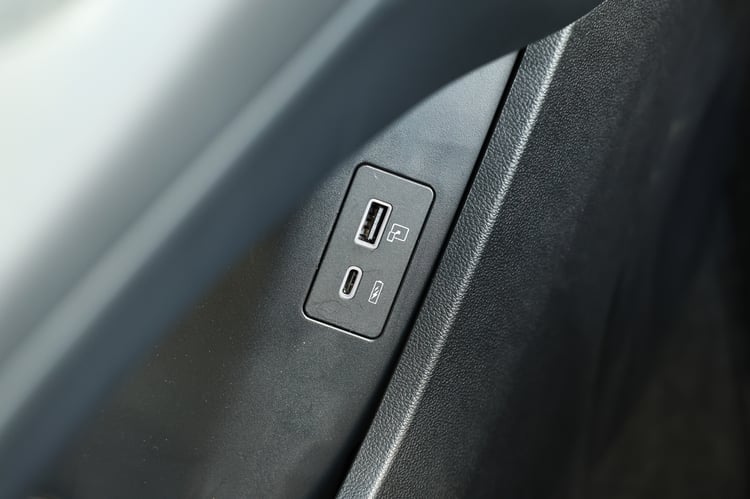 Ports USB sous la console centrale