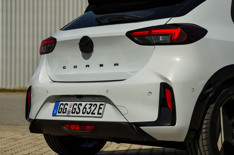 Une poupe à peine plus sportive avec les détails gloss black
