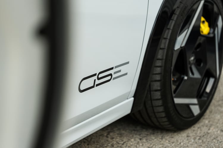 Dernière née d'une longue lignée GT / GSI chez Opel !