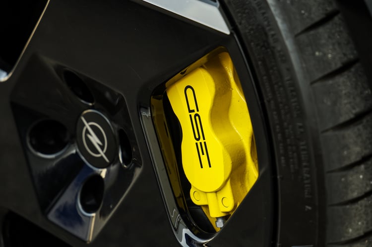 Étriers monobloc 4 pistons Alcon pour l'Essai Opel Corsa GSE