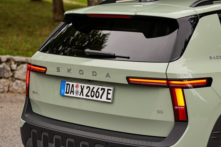 Signature lumineuse assortie à l'avant du Skoda Epiq 55