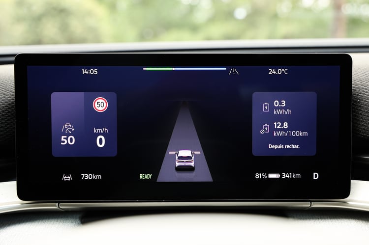 Un grand écran complet et lisible derrière le volant