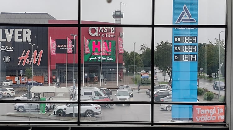 Totem Alexela affichant 95 a 1,834 EUR, 98 a 1,894 EUR et diesel a 1,874 EUR devant le centre commercial Astri en Estonie