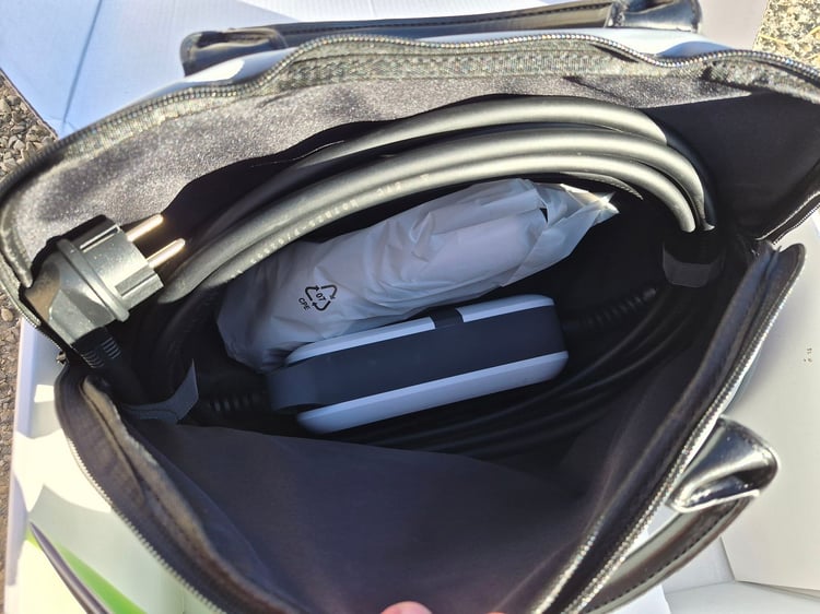 Le câble rangé dans son sac fourni / Image : AP.