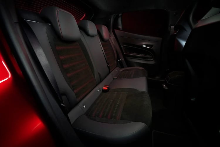 Banquette arrière en Alcantara de l'Alfa Romeo Junior électrique