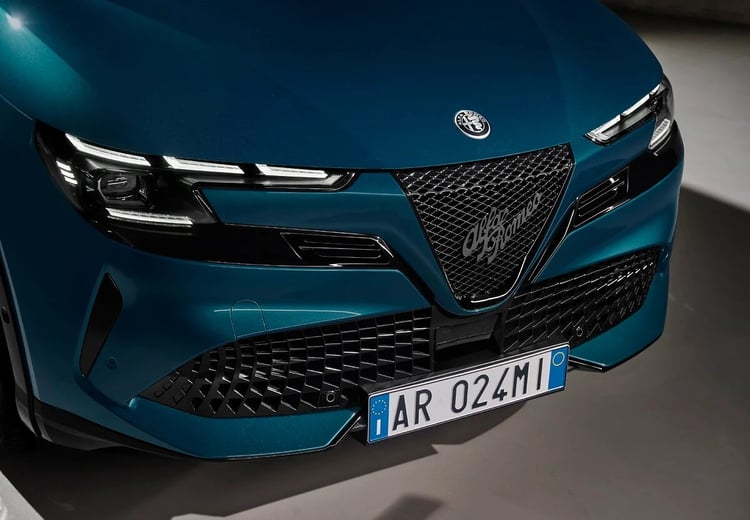 Calandre Scudetto et signature lumineuse full LED de l'Alfa Romeo Junior électrique