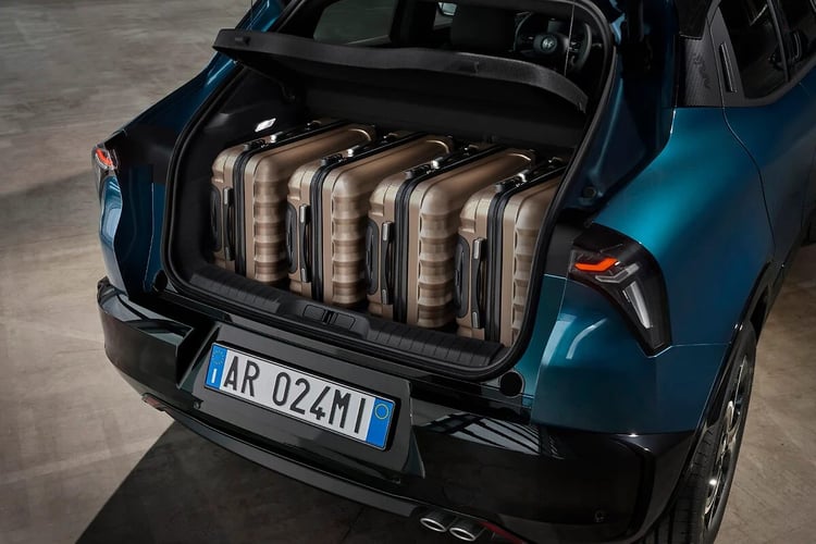 Coffre de 400 litres de l'Alfa Romeo Junior électrique chargé de valises