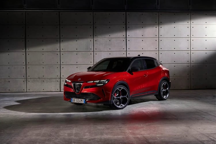 Alfa Romeo Junior électrique rouge de trois quarts avant