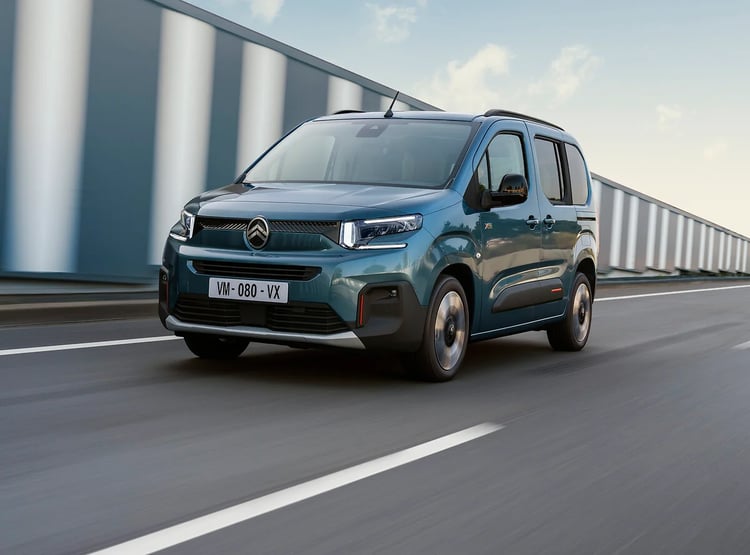Citroën ë-Berlingo électrique bleu en roulage sur une voie rapide
