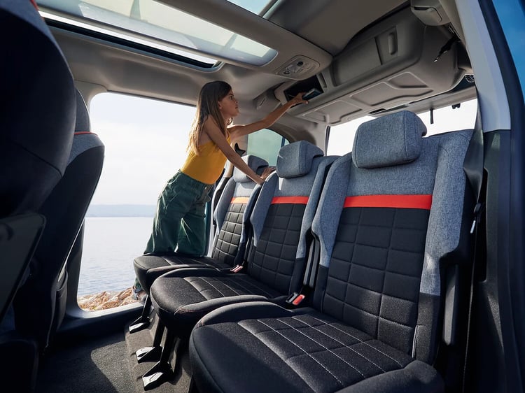 Trois sièges individuels au deuxième rang du Citroën ë-Berlingo et rangements de pavillon