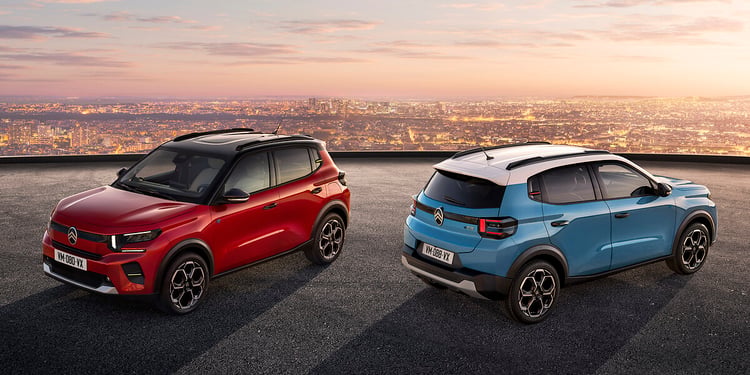 Citroën ë-C3 électrique en coloris rouge et bleu, vues avant et arrière