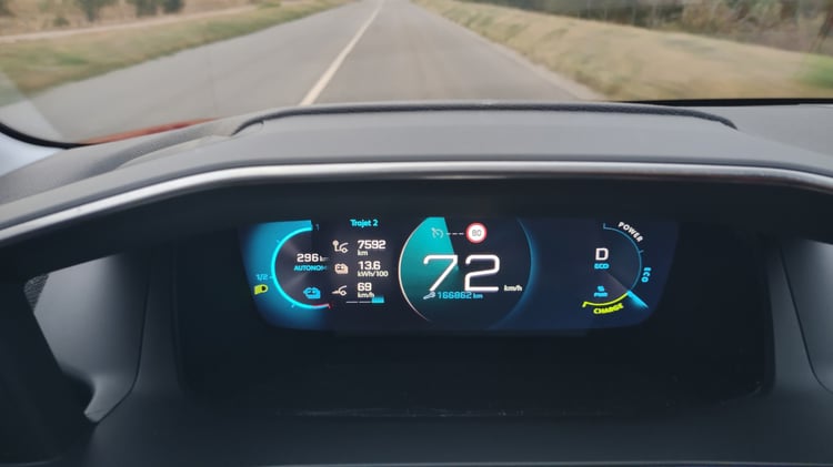Combine numerique d'une Peugeot e-208 affichant 72 km/h, 296 km d'autonomie et 166 862 km au compteur
