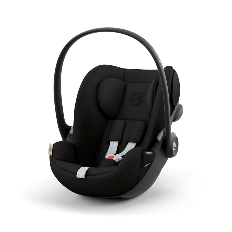 Coque Cybex Cloud G i-Size noire de trois-quarts, harnais et réducteur nouveau-né visibles