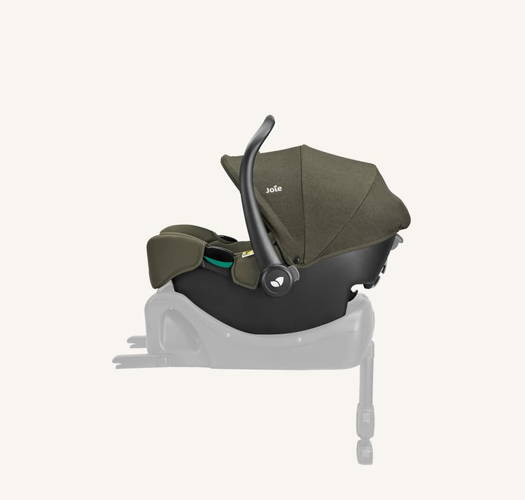 Coque Joie i-Snug 2 posée de profil sur sa base ISOFIX i-Base, en option