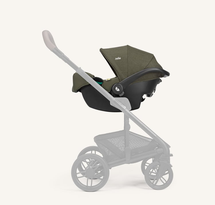 Coque Joie i-Snug 2 verte clipsée sur un châssis de poussette Joie