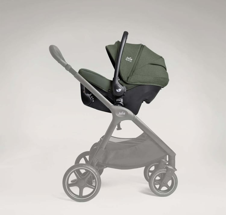 Coque Joie Sprint verte clipsée sur un châssis de poussette Joie