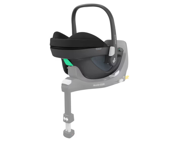Coque Maxi-Cosi Pebble 360 de trois-quarts installée sur sa base FamilyFix 360