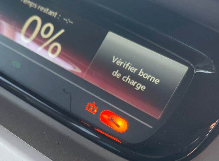 Exemple de message d'erreur affiché sur une Renault Zoé pouvant indiquer un problème de mise à la terre / FB.