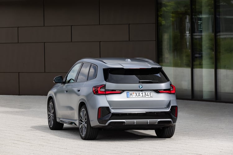 Vue arrière du BMW iX1 électrique xDrive30 avec ses feux arrière LED en forme de L