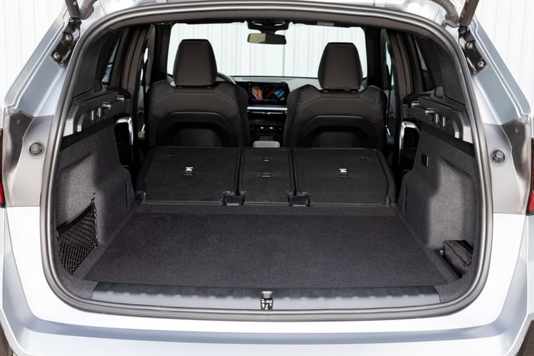 Coffre du BMW iX1 électrique avec banquette arrière 40/20/40 entièrement rabattue