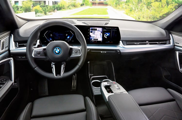 Planche de bord du BMW iX1 électrique avec écran incurvé BMW Curved Display et volant M