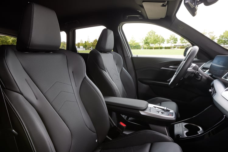 Sièges avant sport en sellerie noire perforée du BMW iX1 électrique M Sport