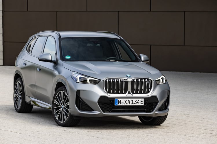 Calandre à double haricot et phares LED du SUV électrique BMW iX1 xDrive30 gris
