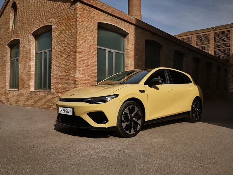 Leapmotor B05 compacte électrique jaune garée devant un bâtiment industriel en brique