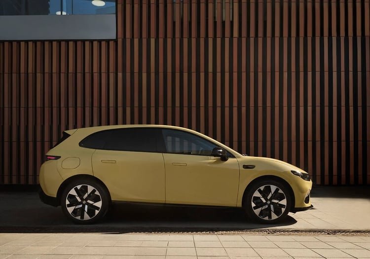 Profil de la Leapmotor B05 électrique jaune avec ses jantes aérodynamiques 19 pouces