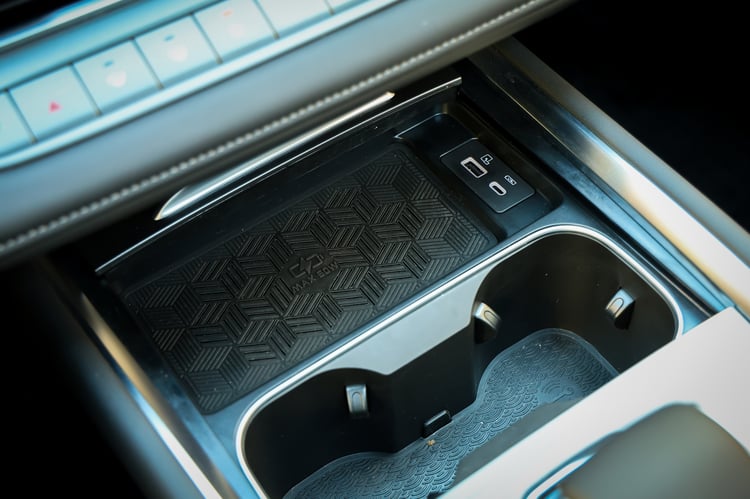 Chargeur à induction ventilé en finition haute