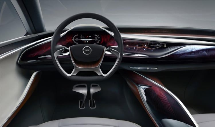 Espace intérieur et volant de l'Opel Monza