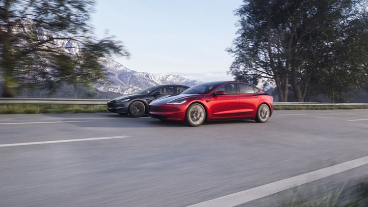 La Model 3 Autonomie Standard réalise le 0 à 100 km/h en 6,1 sec, contre 4,4 sec en Grande Autonomie