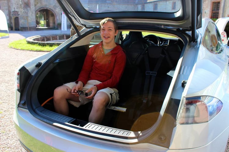 La banquette du coffre de la Model S ne conviendra pas à tous les gabarits !