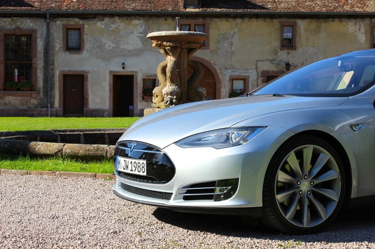 La face avant caractéristique de la Tesla Model S