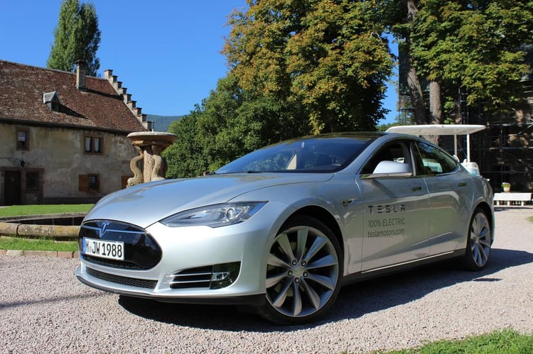 L'avant plongeant de la Tesla Model S