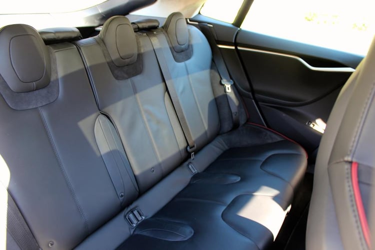 La banquette arrière de la Tesla Model S